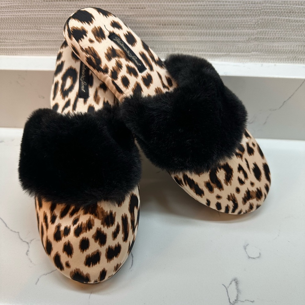 NEW ⭐️⭐️ Victoria’s Secret Leopard Print Women's Slippers Black faux Fur M 7 8